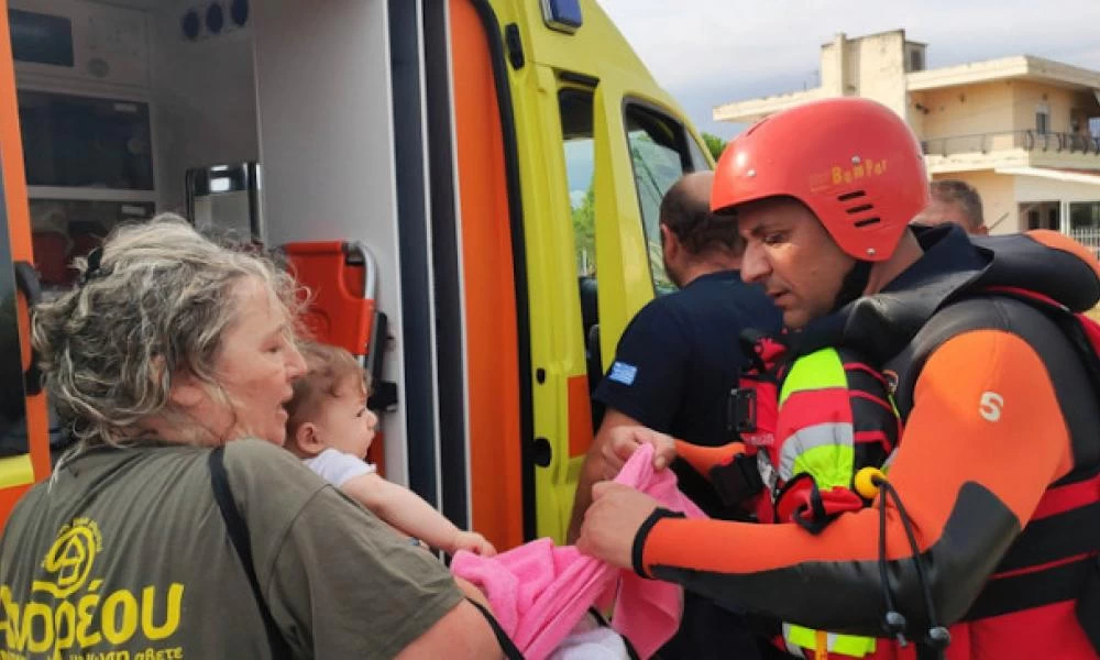 Συγκινεί ο πυροσβέστης που έσωσε το μωρό στην Εύβοια: Ζήσαμε δραματικές στιγμές
